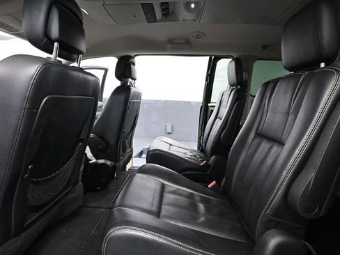 Used 2013 Chrysler Town & Country Touring image 32