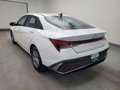 Used 2024 Hyundai Elantra SE FWD image 5