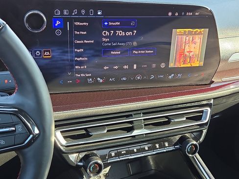 Used 2024 Chevrolet Traverse RS image 18