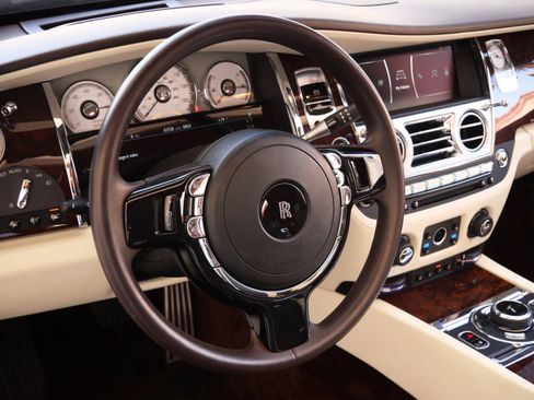 Used 2018 Rolls-Royce Dawn image 25