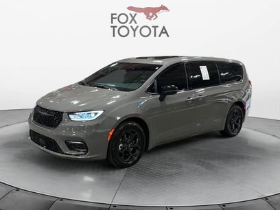 Used 2023 Chrysler Pacifica Limited w/ Uconnect Theater Family Group