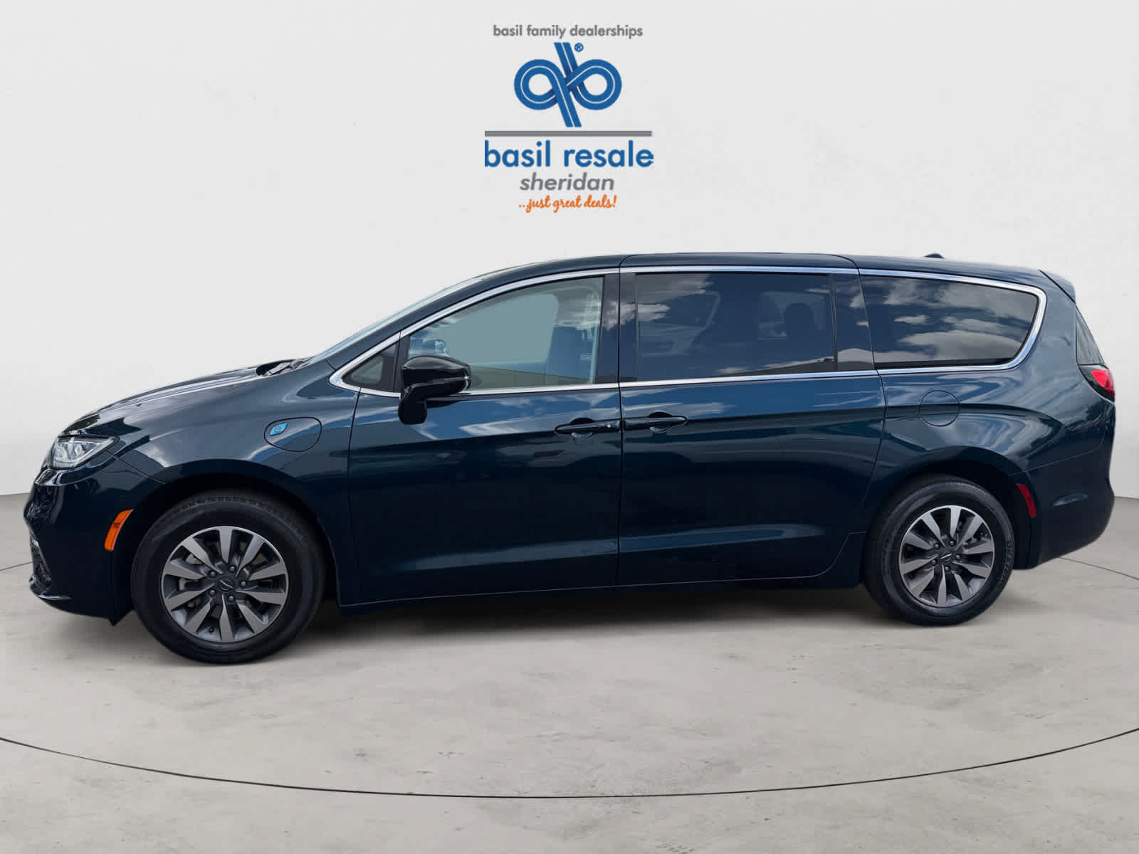 Used 2024 Chrysler Pacifica Limited FWD image 3