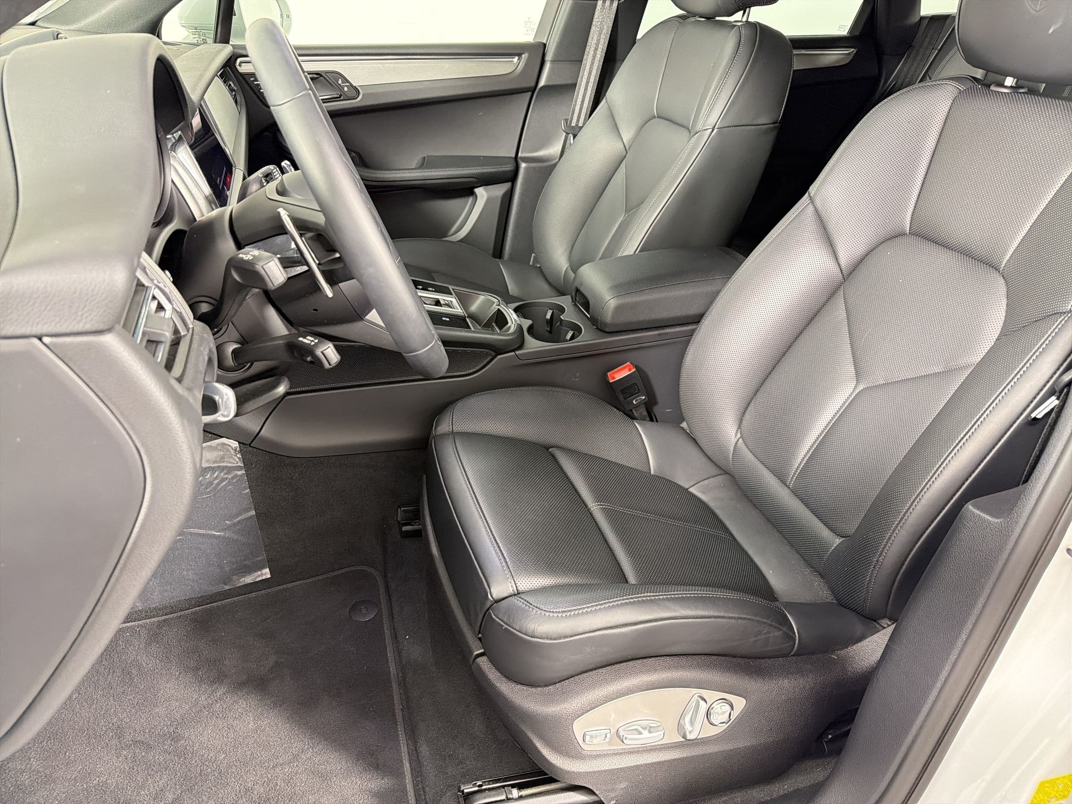 Certified 2026 Porsche Macan AWD/4WD image 5