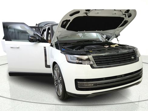 Used 2025 Land Rover Range Rover Long Wheelbase SE AWD/4WD image 9