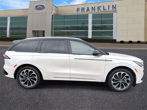 Used 2024 Lincoln Nautilus Reserve image 8