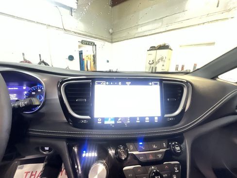 Used 2025 Chrysler Pacifica Limited image 16