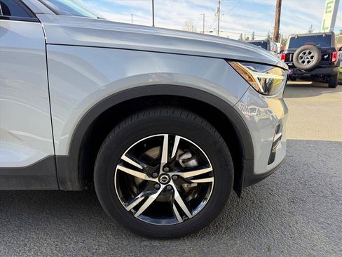 Used 2024 Volvo XC40 B5 Core image 9