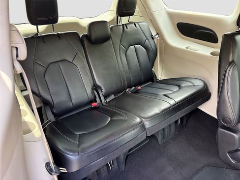 Used 2023 Chrysler Pacifica Touring-L FWD image 27
