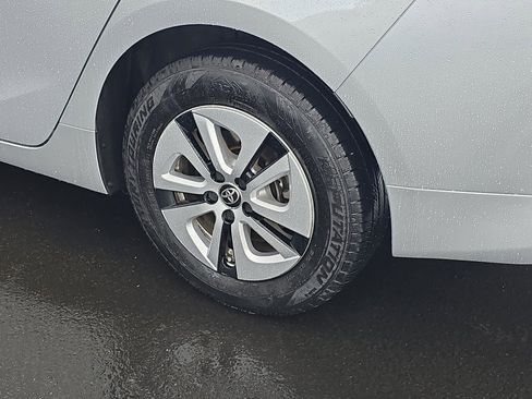 Used 2016 Toyota Prius Four image 11