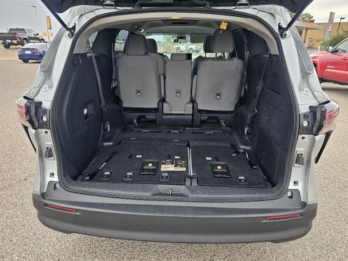 Used 2025 Toyota Sienna LE FWD image 21