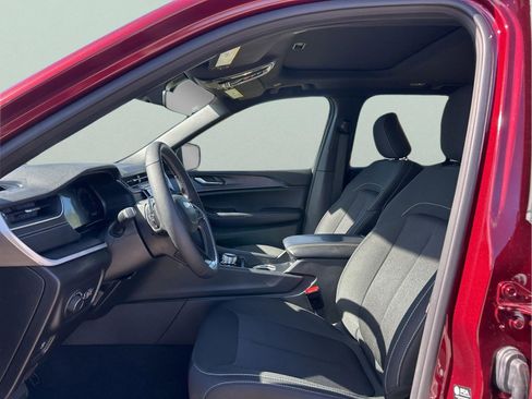 Used 2025 Jeep Grand Cherokee Laredo X w/ Luxury Tech Group I image 26