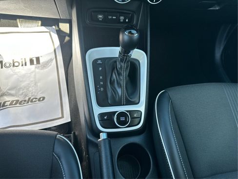 Used 2025 Hyundai Venue Limited FWD image 16