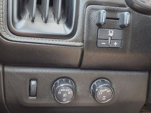 Used 2021 GMC Canyon Denali image 17