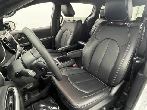 Used 2025 Chrysler Pacifica Select FWD image 16