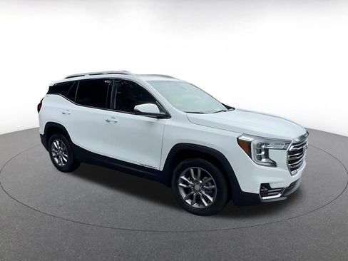 Used 2024 GMC Terrain SLT image 2