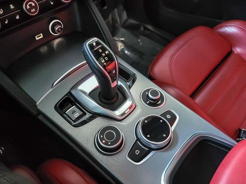 Used 2022 Alfa Romeo Stelvio Veloce image 15