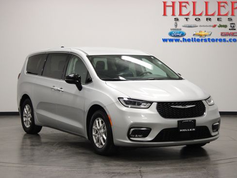 Used 2024 Chrysler Pacifica Touring-L FWD image 1