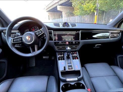 Certified 2025 Porsche Macan image 18