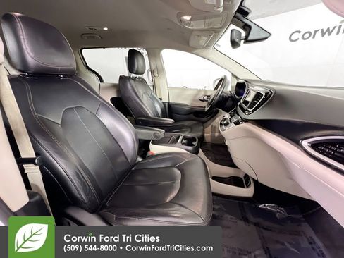 Used 2020 Chrysler Pacifica Touring-L FWD image 18