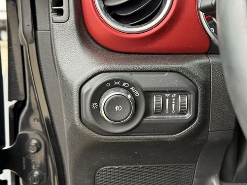 Used 2022 Jeep Wrangler Unlimited Rubicon w/ Cold Weather Group image 19