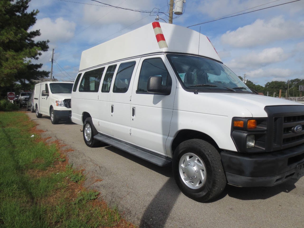 Used 2010 Ford E-350 and Econoline 350 XL RWD image 2