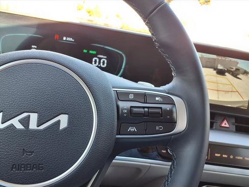 Used 2025 Kia Sportage EX image 24