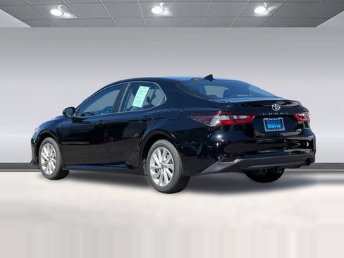 Used 2022 Toyota Camry LE FWD image 3