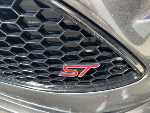 Used 2018 Ford Focus ST FWD image 5