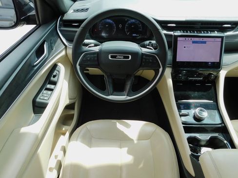 Used 2023 Jeep Grand Cherokee Limited image 3