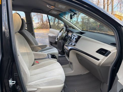 Used 2011 Toyota Sienna LE FWD image 28
