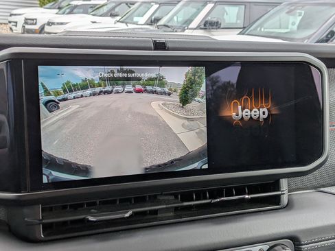 Used 2025 Jeep Wrangler Unlimited Rubicon AWD/4WD image 21