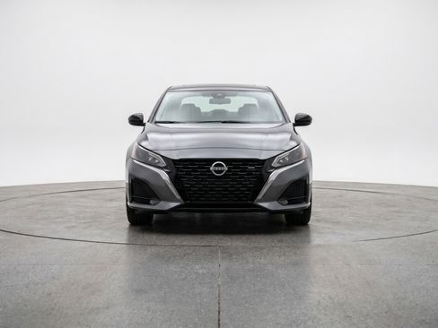 Used 2025 Nissan Altima 2.5 SV FWD image 2