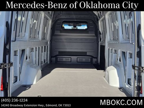Used 2025 Mercedes-Benz Sprinter 2500 image 32