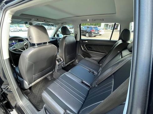 Used 2022 Volkswagen Tiguan SE w/ Panoramic Sunroof Package image 11