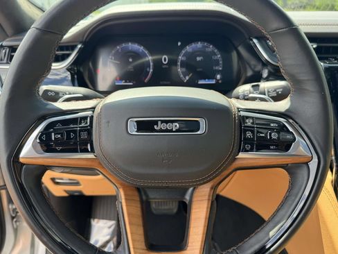 Used 2025 Jeep Grand Cherokee Summit AWD/4WD image 18