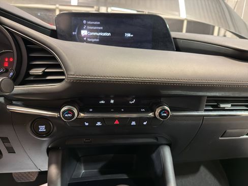 Used 2019 MAZDA MAZDA3 w/Preferred Pkg image 18