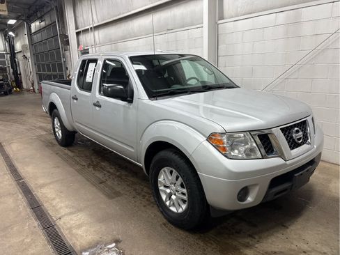 Used 2016 Nissan Frontier SV image 2