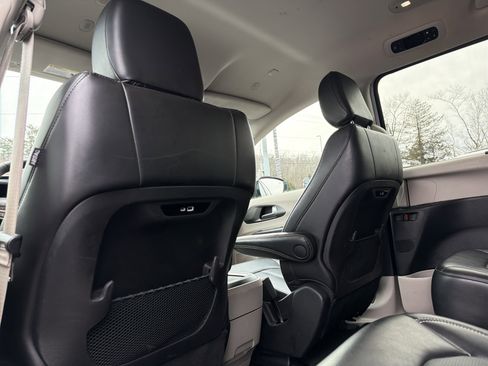 Used 2024 Chrysler Pacifica Touring-L image 27