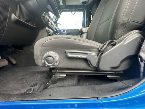 Used 2021 Jeep Gladiator Sport image 12