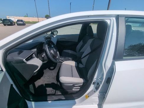 Used 2025 Toyota Corolla LE FWD image 12