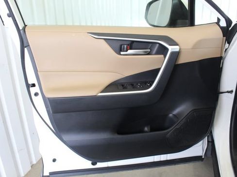 Used 2019 Toyota RAV4 XLE FWD image 9