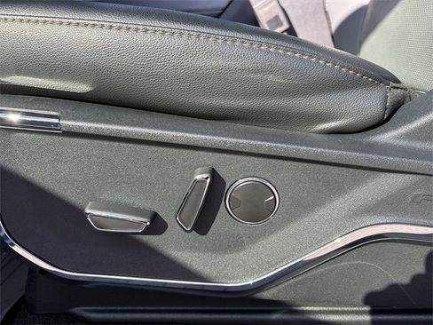 Used 2022 Ford F150 Lightning Lariat image 12