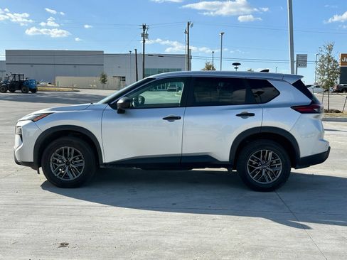 Used 2024 Nissan Rogue S FWD image 2