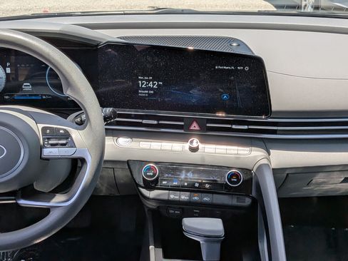 Used 2024 Hyundai Elantra SEL FWD image 18