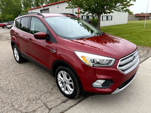 Used 2017 Ford Escape SE w/ Equipment Group 201A image 1