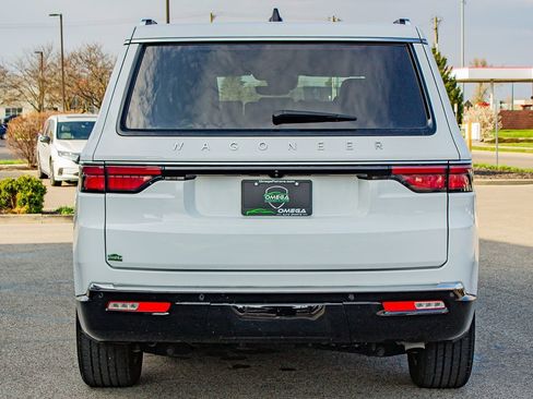 Used 2024 Jeep Wagoneer Series II w/ Flexible Seating Group AWD/4WD image 8