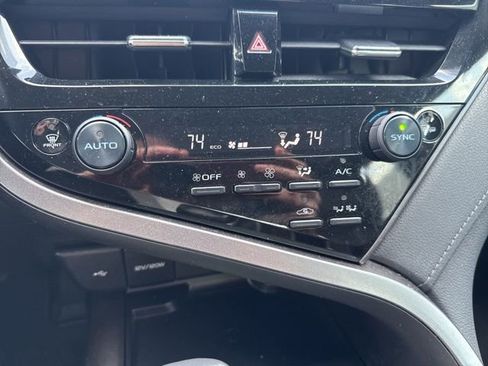 Used 2022 Toyota Camry XLE w/ Navigation Upgrade Package image 21