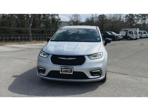 Used 2024 Chrysler Pacifica Touring-L image 3