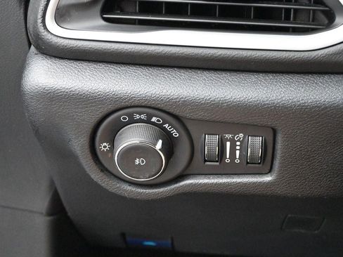 Used 2025 Chrysler Pacifica Select FWD image 56