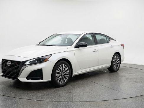 Used 2025 Nissan Altima 2.5 SV image 3